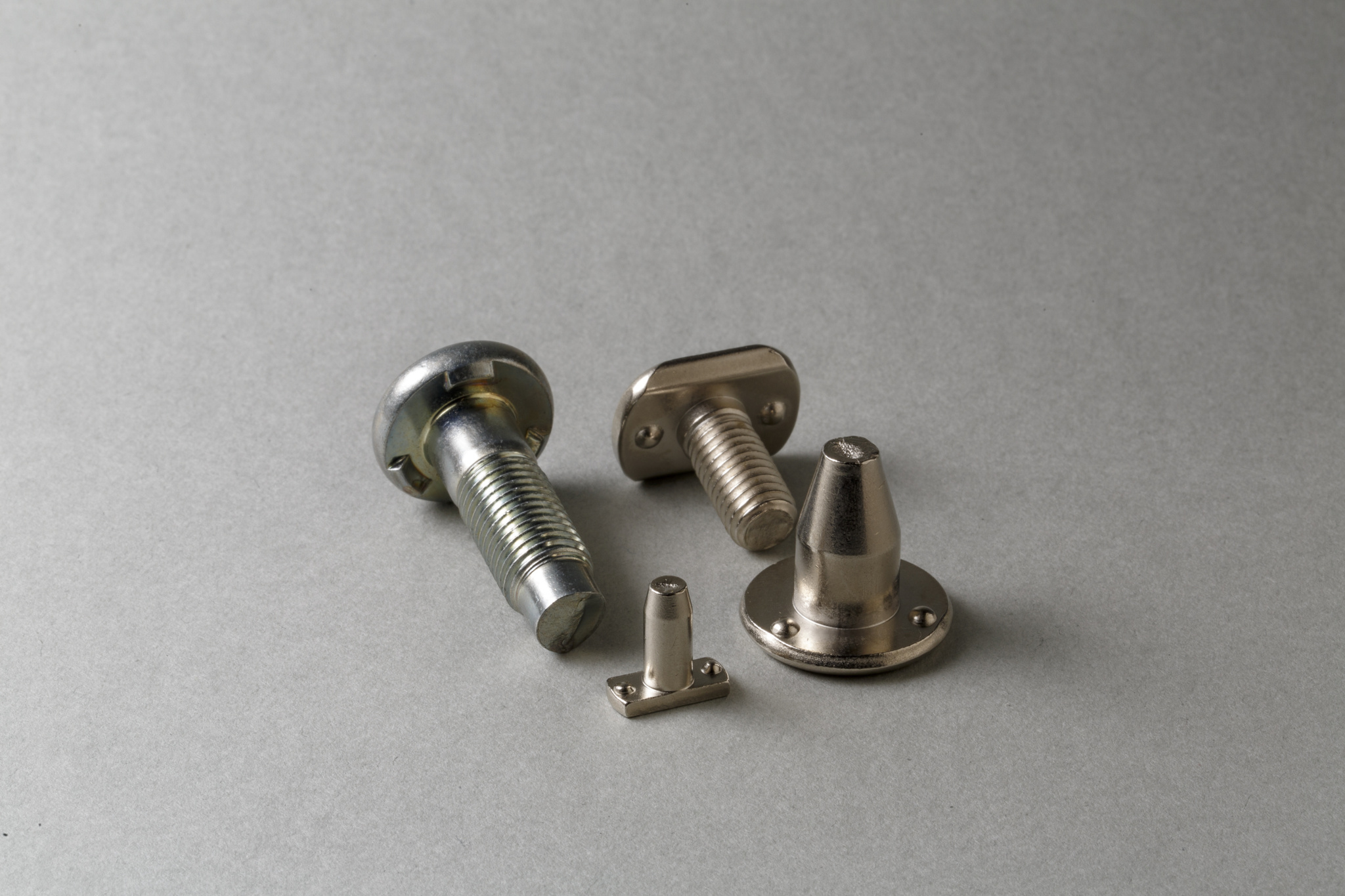 アルミ の ボルト と 真鍮 の 螺子